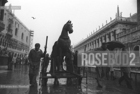 VENEZIA 1980 TRASPORTO NUOVO CAVALLA ALLA BASILICA DI SAN MARCO © ARCHIVIO Graziano Arici/Rosebud2  CAVALLO FINTO PIAZZA SAN MARCO