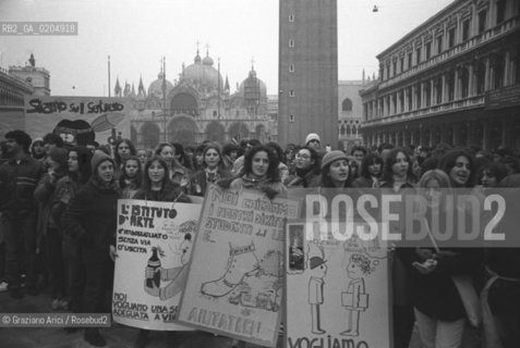 VENEZIA 1980 MANIFESTAZIONE DI PROTESTA DEGLI STUDENTI DELLA SCUOLA DARTE © ARCHIVIO Graziano Arici/Rosebud2  PIAZZA SAN MARCO CORTEO FOLLA CARTELLONI PROTESTA STUDENTESCA