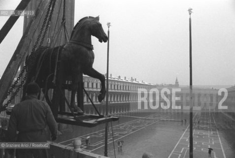 VENEZIA 1980 POSIZIONAMENTO DEL NUOVO CAVALLA NELLA BASILICA DI SAN MARCO © ARCHIVIO Graziano Arici/Rosebud2  CAVALLO FINTO PIAZZA SAN MARCO