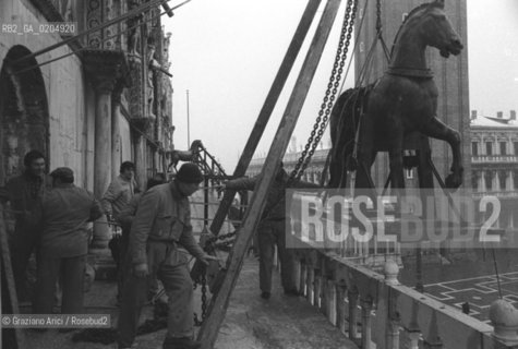 VENEZIA 1980 POSIZIONAMENTO DEL NUOVO CAVALLA NELLA BASILICA DI SAN MARCO © ARCHIVIO Graziano Arici/Rosebud2  CAVALLO FINTO PIAZZA SAN MARCO
