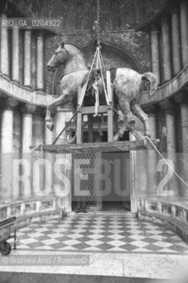VENEZIA 1980 POSIZIONAMENTO DEL NUOVO CAVALLA NELLA BASILICA DI SAN MARCO © ARCHIVIO Graziano Arici/Rosebud2  CAVALLO FINTO PIAZZA SAN MARCO