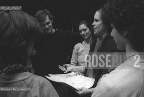 VENEZIA 1981 DANZATRICE COREOGRAFA CAROLYN CARSON CHE PARLA CON I BALLERINI © ARCHIVIO Graziano Arici/Rosebud2  BIENNALE DANZA 81 PROVE BALLO TEATRO MALIBRAN
