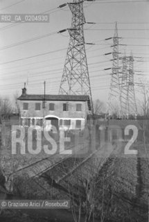 MARGHERA 1981 CASA SOTTO PALI DELLA CORRENTE © MARGHERA FABBRICHE INVERNO INQUINAMENTO