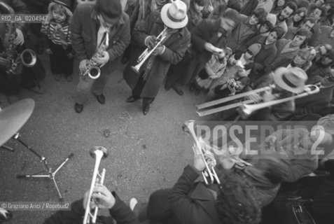 MESTRE 1981 MUSICISTI DELL AUTOBUS DEL JAZZ © ARCHIVIO Graziano Arici/Rosebud2  MANIFESTAZIONE MUSICA URBAN SAX PIAZZA FERRETTO AUTOBUS JAZZ FOLLA