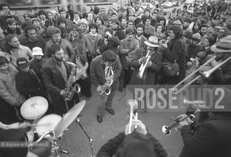 MESTRE 1981 MUSICISTI DELL AUTOBUS DEL JAZZ © ARCHIVIO Graziano Arici/Rosebud2  MANIFESTAZIONE MUSICA URBAN SAX PIAZZA FERRETTO AUTOBUS JAZZ FOLLA