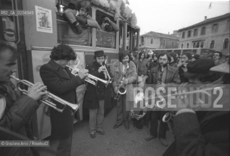 MESTRE 1981 MUSICISTI DELL AUTOBUS DEL JAZZ © ARCHIVIO Graziano Arici/Rosebud2  MANIFESTAZIONE MUSICA URBAN SAX PIAZZA FERRETTO AUTOBUS JAZZ FOLLA