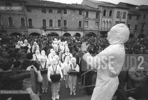 MESTRE 1981 MUSICISTI JAZZ CON MASCHERE E TUTE BIANCHE © ARCHIVIO Graziano Arici/Rosebud2  MANIFESTAZIONE MUSICA URBAN SAX PIAZZA FERRETTO AUTOBUS JAZZ FOLLA INQUINAMENTO ECOLOGIA