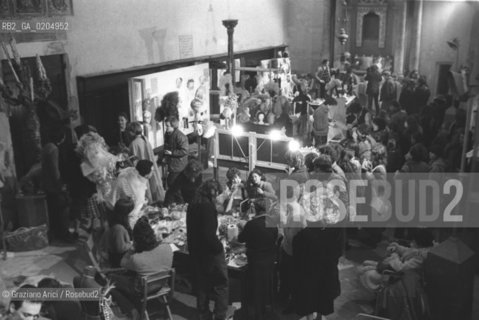 VENEZIA 1981 PREPARAZIONE MASCHERE PER CARNEVALE © ARCHIVIO Graziano Arici/Rosebud2  CARNEVALE VENEZIA MASCHERE CHIESA SAN SAMUELE PERSONE