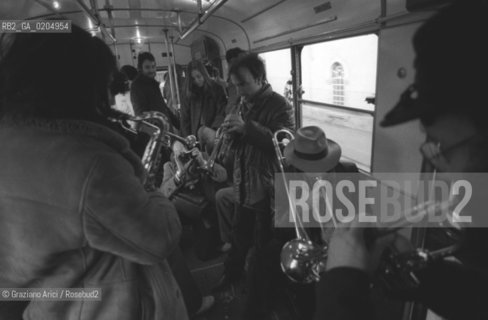 MESTRE 1981 MUSICISTI DELL AUTOBUS DEL JAZZ © ARCHIVIO Graziano Arici/Rosebud2  MANIFESTAZIONE MUSICA URBAN SAX PIAZZA FERRETTO AUTOBUS JAZZ