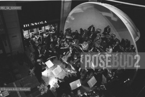 MESTRE 1981 VALZER VIENNESI © ARCHIVIO Graziano Arici/Rosebud2  MUSICA ORCHESTRA MUSICISTI VALZER VIENNESE GALLERIA TEATRO VECCHIO