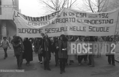 MESTRE 1981 STRISCIONE ALLA MANIFESTAZIONE DI PROTESTA PER I REFERENDUM SULLABORTO © ARCHIVIO Graziano Arici/Rosebud2  FESTA DELLA DONNA 8 MARZO MANIFESTAZIONE CORTEO FEMMINISMO DIRITTI STUDENTESSE