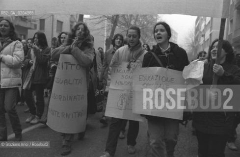 MESTRE 1981 CORTEO STUDENTESSE ALLA MANIFESTAZIONE DI PROTESTA PER I REFERENDUM SULLABORTO © ARCHIVIO Graziano Arici/Rosebud2  FESTA DELLA DONNA 8 MARZO MANIFESTAZIONE CORTEO FEMMINISMO DIRITTI DONNE
