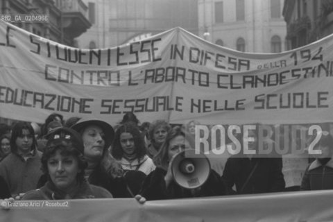 MESTRE 1981 STRISCIONE ALLA MANIFESTAZIONE DI PROTESTA PER I REFERENDUM SULLABORTO © ARCHIVIO Graziano Arici/Rosebud2  FESTA DELLA DONNA 8 MARZO MANIFESTAZIONE CORTEO FEMMINISMO DIRITTI DONNE STUDENTESSE