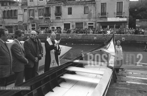 VENEZIA 1981 VARO GONDOLA © ARCHIVIO Graziano Arici/Rosebud2  SQUERO SAN TROVASO PRETE BENEDIZIONE