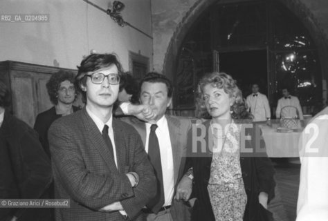 VENEZIA 1981 CRITICO ARTE VITTORIO SGARBI DIRETTRICE UNESCO MARIA TERESA RUBIN E EDITORE GIORGIO FANTONI © CENTRO CULTURALE TRE OCI BANCHETTO