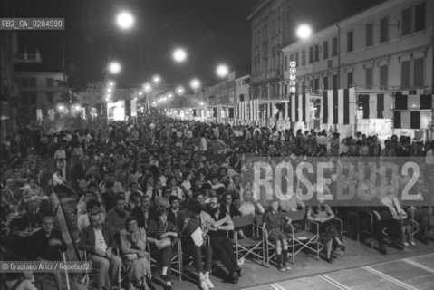 MESTRE 1981 UBBLICO AL CONCERTO DELLA PICCOLA SINFONIA © ARCHIVIO Graziano Arici/Rosebud2  MUSICA ORCHESTRA PIAZZA FERRETTO