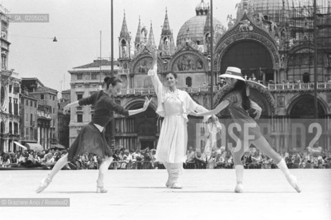 VENEZIA 1981 BALLERINE DANZATRICI PATRICIA MCBRIDE CARLA FRACCI E MARCIA HAYDEE © ARCHIVIO Graziano Arici/Rosebud2  SPETTACOLO BALLETTO  BALLERINA PIAZZA SAN MARCO BIENNALE DANZA 81