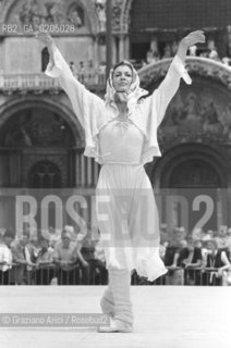 VENEZIA 1981 BALLERINA CARLA FRACCI © ARCHIVIO Graziano Arici/Rosebud2  SPETTACOLO BALLETTO  BALLERINA PIAZZA SAN MARCO BIENNALE DANZA 81 PATRICIA MCBRIDE MARCIA HAYDEE