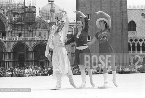 VENEZIA 1981 BALLERINE DANZATRICI PATRICIA MCBRIDE CARLA FRACCI E MARCIA HAYDEE © ARCHIVIO Graziano Arici/Rosebud2  SPETTACOLO BALLETTO  BALLERINA PIAZZA SAN MARCO BIENNALE DANZA 81