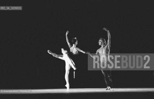 VENEZIA 1981 BALLERINA EKATERINA MAXIMOVA BALLERINO VLADIMIR VASSILEV © ARCHIVIO Graziano Arici/Rosebud2  SPETTACOLO BALLETTO  GALA I  PIAZZA SAN MARCO BIENNALE DANZA 81