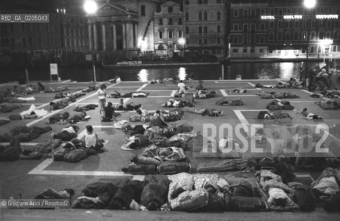 VENEZIA 1981 TURISTI CHE DORMON NEI SACCHI A PELO DAVANTI LA STAZIONE © ARCHIVIO Graziano Arici/Rosebud2  STAZIONE TRENI VENEZIA SANTA LUCIA PIAZZALE