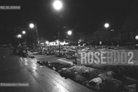 VENEZIA 1981 TURISTI CHE DORMON NEI SACCHI A PELO DAVANTI LA STAZIONE © ARCHIVIO Graziano Arici/Rosebud2  STAZIONE TRENI VENEZIA SANTA LUCIA PIAZZALE