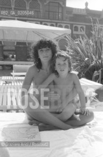 VENEZIA 1981 ATTRICE FLAMINIA LIZZANI E FIGLIO © ARCHIVIO Graziano Arici/Rosebud2  MOSTRA INTERNAZIONALE CINEMA BIENNALE 81 LIDO DI VENEZIA SPIAGGIA