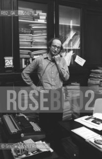 VENEZIA 1981 PINO DONAGGIO AL TELEFONO © ARCHIVIO Graziano Arici/Rosebud2  CAPO UFFICIO STAMPA BIENNALE UFFICIO