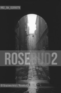 VENEZIA 1981 ARRIVO ACQUA ALTA IN CALLE © ARCHIVIO Graziano Arici/Rosebud2  ALTA