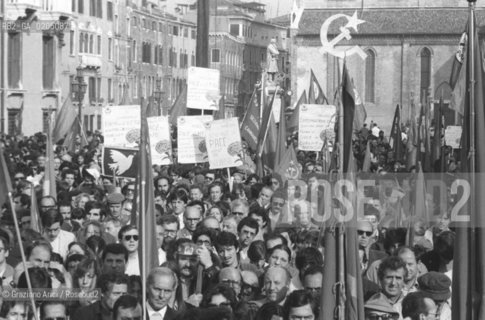 VENEZIA 1981 CORTEO PER LA PACE © ARCHIVIO Graziano Arici/Rosebud2  POLITICA MANIFESTAZIONE PER LA PACE PCI FOLLA
