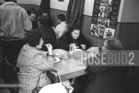 VENEZIA 1981 DONNE IN OSTERIA © ARCHIVIO Graziano Arici/Rosebud2  BACARO OSTERIA LOCALE TIPICO VENEZIANO