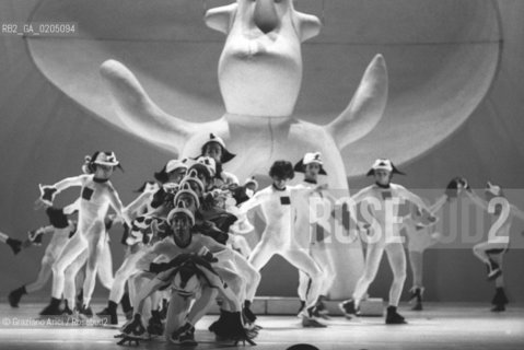 VENEZIA 1981 LE BAL MIRO © ARCHIVIO Graziano Arici/Rosebud2  BIENNALE 81 DANZA BALLETTO PANTOMIMA LUCCELLO LUCE COMPOSIORE SYLVANO BUSSOTTI