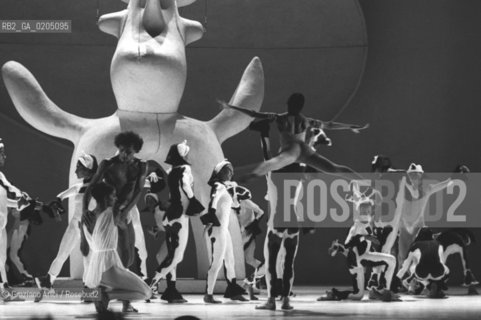 VENEZIA 1981 LE BAL MIRO © ARCHIVIO Graziano Arici/Rosebud2  BIENNALE 81 DANZA BALLETTO PANTOMIMA LUCCELLO LUCE COMPOSIORE SYLVANO BUSSOTTI