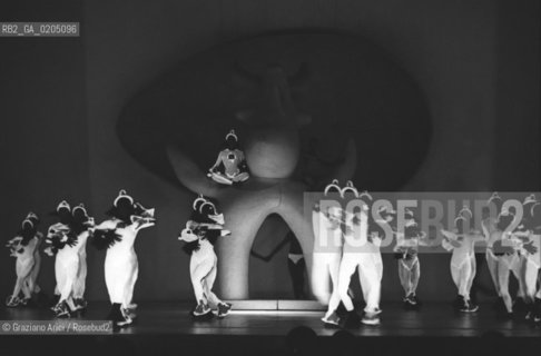 VENEZIA 1981 LE BAL MIRO © ARCHIVIO Graziano Arici/Rosebud2  BIENNALE 81 DANZA BALLETTO PANTOMIMA LUCCELLO LUCE COMPOSIORE SYLVANO BUSSOTTI