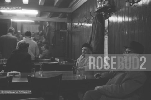 VENEZIA 1981 UOMINI IN OSTERIA © ARCHIVIO Graziano Arici/Rosebud2  BACARO OSTERIA LOCALE TIPICO VENEZIANO