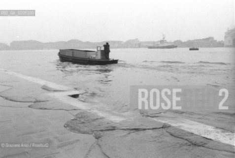 VENEZIA 1981 ACQUA ALTA  © ARCHIVIO Graziano Arici/Rosebud2  ALTA MAREA PROBLEMI DISAGI VENEZIA ZATTERE BARCA