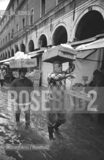 VENEZIA 1981 ACQUA ALTA © ARCHIVIO Graziano Arici/Rosebud2  ALTA MAREA PROBLEMI DISAGI VENEZIA UOMO AL MERCATO RIALTO