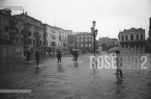 VENEZIA 1981 ACQUA ALTA © ARCHIVIO Graziano Arici/Rosebud2  ALTA MAREA CAMPO SANTO STEFANO