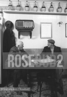 VENEZIA 1981 ANZIANI SEDUTI AL TAVOLO DI UN BACARO © ARCHIVIO Graziano Arici/Rosebud2  BACARO OSTERIA LOCALE TIPICO VENEZIANO