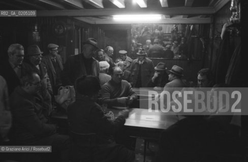 VENEZIA 1982 GIOCATORI DI CARTE IN BACARO VENEZIANO © ARCHIVIO Graziano Arici/Rosebud2  LOCALE TIPICO OSTERIA CARTE GIOCO
