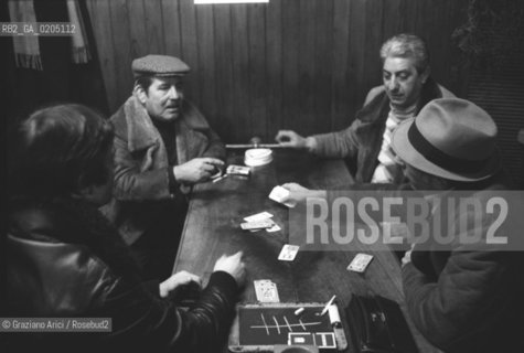 VENEZIA 1982 UOMINI CHE GIOCANO A CARTE IN UN BACARO VENEZIANO © ARCHIVIO Graziano Arici/Rosebud2  LOCALE TIPICO OSTERIA CARTE GIOCO