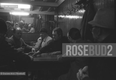 VENEZIA 1982 UOMINI CHE GIOCANO A BRISCOLA IN UN BACARO VENEZIANO © ARCHIVIO Graziano Arici/Rosebud2  LOCALE TIPICO OSTERIA CARTE GIOCO