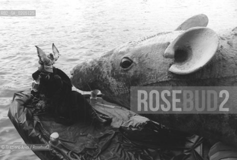 VENEZIA 1982 PERFORMANCE DELLA STILISTA FIORELLA MANCINI © PANTEGANA TOPO CHIATTA LAGUNA CARNEVALE
