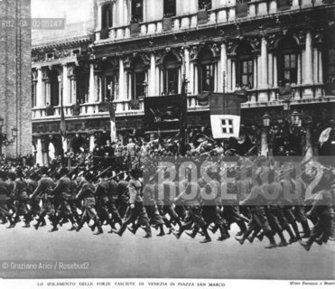 VENEZIA 1982 LO SFILAMENTO DELLE FORZE FASCISTE DI VENEZIA IN PIAZZA SAN MARCO © ARCHIVIO Graziano Arici/Rosebud2  ARCHIVIO STORICO FASCISMO NAZISMO
