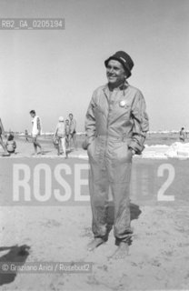 VENEZIA 1982 GIORNALISTA ENZO TORTORA IN SPIAGGIA © ARCHIVIO Graziano Arici/Rosebud2  BIENNALE CINEMA 82 LIDO