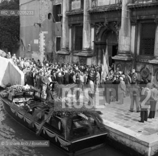VENEZIA 1982 TRASPORTO BARA AL LICEO BENEDETTI © ARCHIVIO Graziano Arici/Rosebud2  FUNERALE FOLLA LICEO SCIENTIFICO