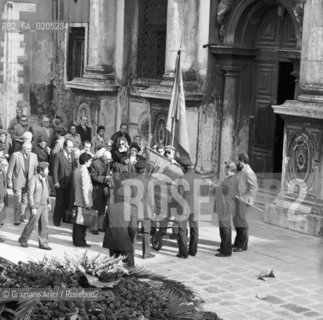VENEZIA 1982 TRASPORTO BARA AL LICEO BENEDETTI © ARCHIVIO Graziano Arici/Rosebud2  FUNERALE FOLLA LICEO SCIENTIFICO