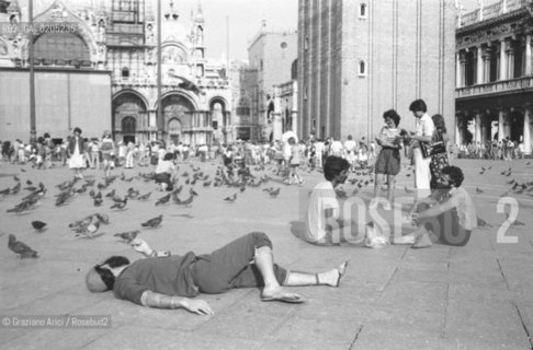 VENEZIA 1982 TURISTI A SAN MARCO © ARCHIVIO Graziano Arici/Rosebud2  TURISMO PIAZZA SAN MARCO