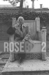 VENEZIA 1983 GIORNALISTA RUGGERO ORLANDO © ARCHIVIO Graziano Arici/Rosebud2  GUGGENHEIM MOSTRA INCONTRO SEDIA