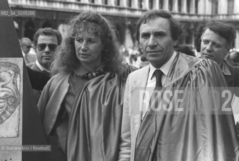 VENEZIA 1983 PITTRICE LISELOTTE HOLS CON IL GIORNALISTA BRUNO TOSI © ARCHIVIO Graziano Arici/Rosebud2  MANIFESTAZIONE DEI BLU PIAZZA SAN MARCO NOBILI